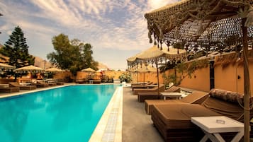 Piscine extérieure, chaises longues