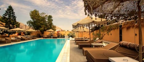 Piscina all'aperto, lettini