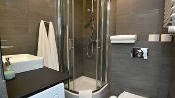 Apartamento conforto, 1 quarto | Banheiro | Secador de cabelo, toalhas de banho