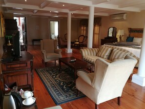 Hochwertige Bettwaren, Tempur-Pedic-Betten, Minibar, Zimmersafe