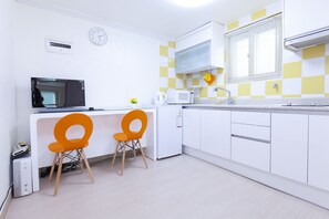 (Foreigners Only) Family Suite | Area keluarga | TV LED dan komputer