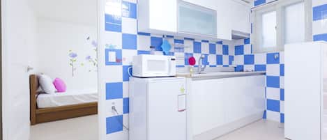 (Foreigners Only) Family Suite | Cucina privata | Frigorifero con congelatore, microonde, piano cottura
