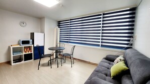 (Foreigners Only) Deluxe Twin Room | Oppholdsområde