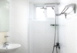 (Foreigners Only) Twin Room, Women only | Bathroom | Designer toiletries, hair dryer, slippers, towels - Wow Hills Guest House (Seoul)