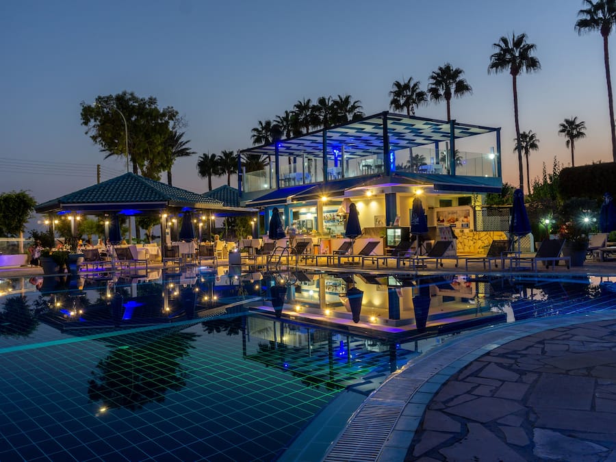 2 restaurants, serveren ontbijt