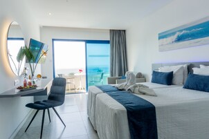 Deluxe Tek Büyük veya İki Ayrı Yataklı Oda, Deniz Manzaralı | Odada kasa, güneşlik/perde, ses yalıtımı, ütü/ütü masası 