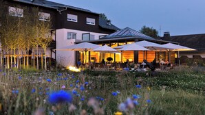 A building with outdoor seating and a garden. - Landidyll Hotel-Restaurant Birkenhof (Klosterkumbd)