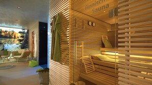 A modern sauna room with wooden slats, a bench, and a glass partition. - Landidyll Hotel-Restaurant Birkenhof (Klosterkumbd)