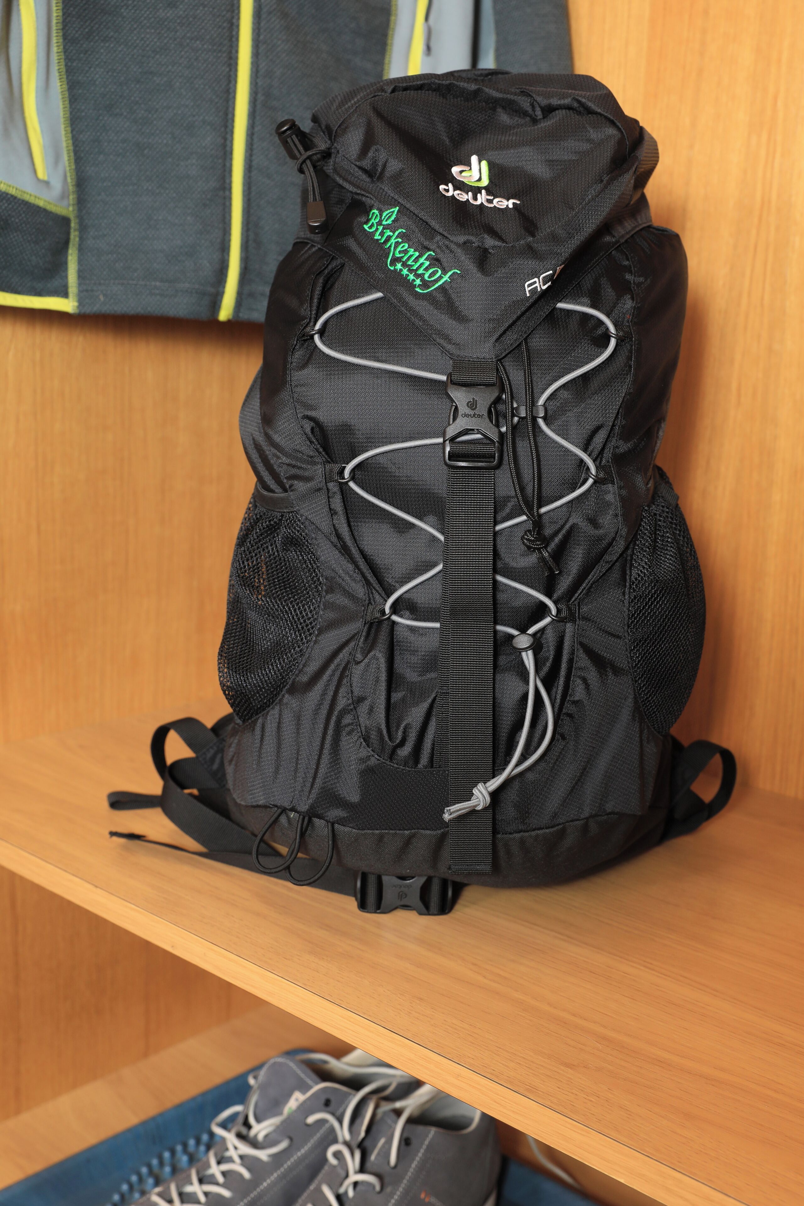 Una mochila negra con la marca 'deuter' y la palabra 'BIRKENSTOCK' a la vista.