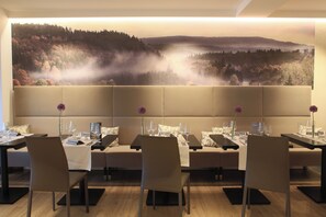 Ofereix taules a l'aire lliure i s'hi serveixen esmorzars i dinars