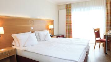 Hochwertige Bettwaren, Minibar, Zimmersafe, Schreibtisch