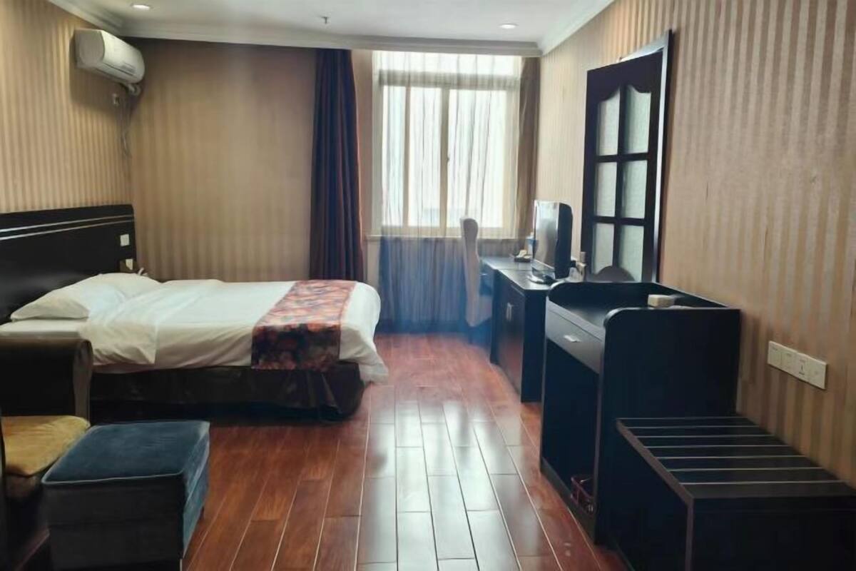 Minibar, coffres-forts dans les chambres, réveils