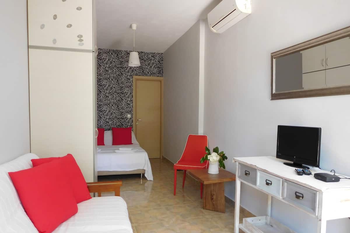 Classic Double Room, 1 Double Bed, Courtyard View | Soundproofing, free WiFi