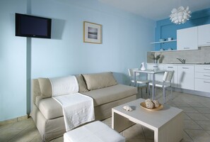 デラックス アパートメント プールビュー | リビング エリア | 液晶テレビ