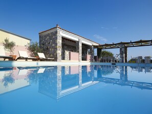 Outdoor pool, sun loungers - Aeolis Apartments & Studios (Lesvos)