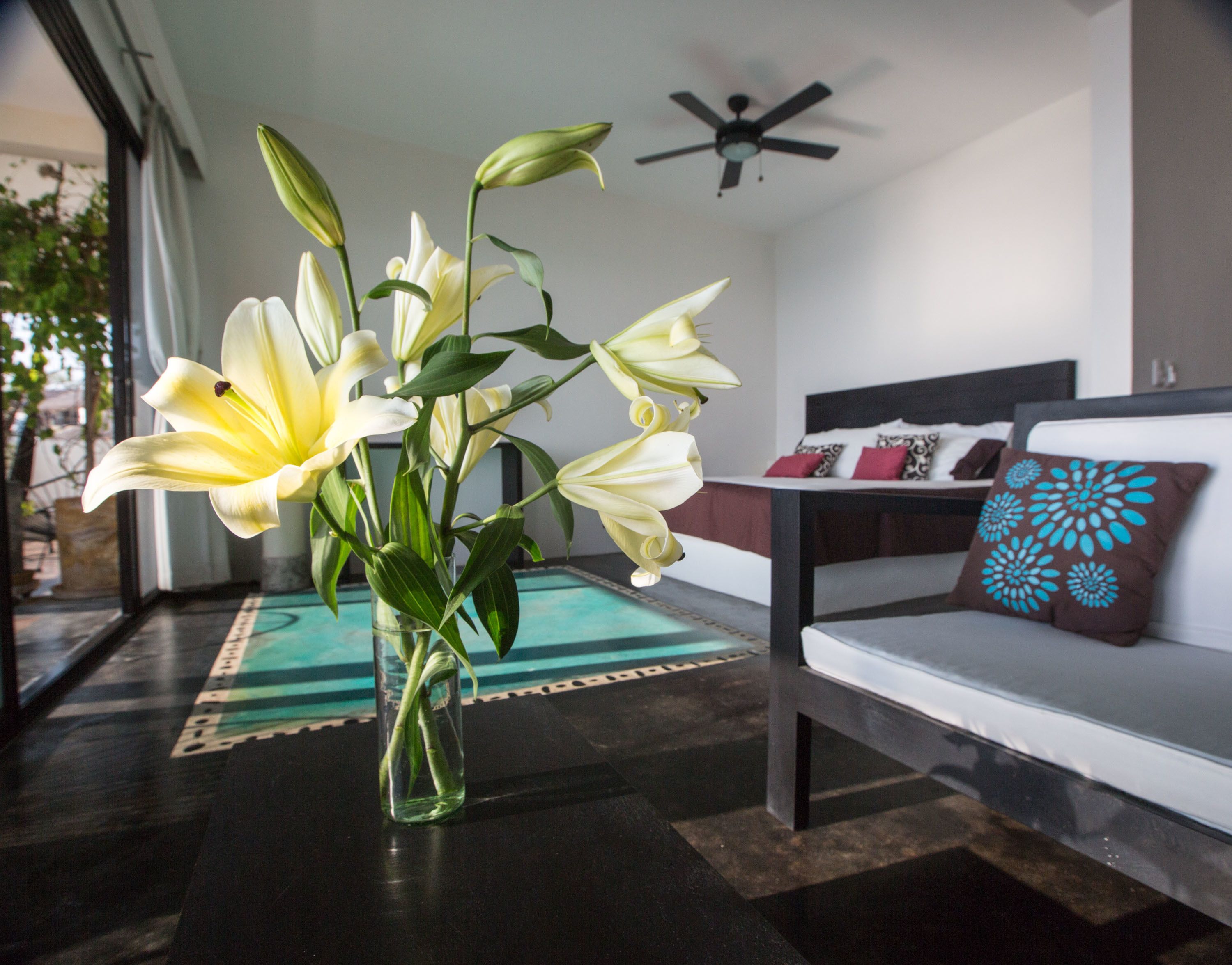 luxury suite, kitchenette | living area