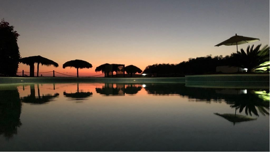 Ulkouima-allas, aurinkotuoleja