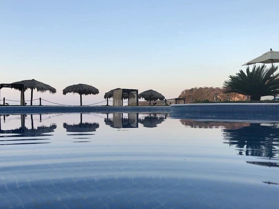 Kolam renang outdoor, dengan kursi berjemur