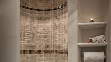 Premium kamer, 1 kingsize bed, terras | Badkamer met douche