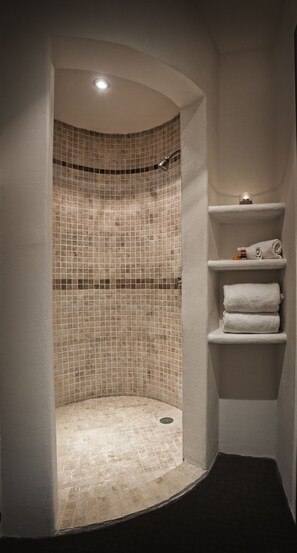 Premium Room, 1 King Bed, Terrace | Bathroom shower - Manta Raya Hotel (San Pedro Pochutla)