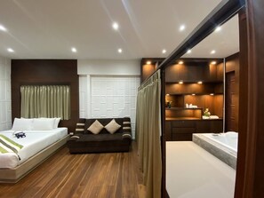 Villa 3 bedroom | In-room safe, desk, soundproofing, free WiFi