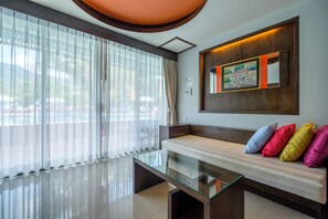 Grand Deluxe Pool Access | Oppholdsområde | En 32-tommers LCD-TV med kabel-kanaler samt TV