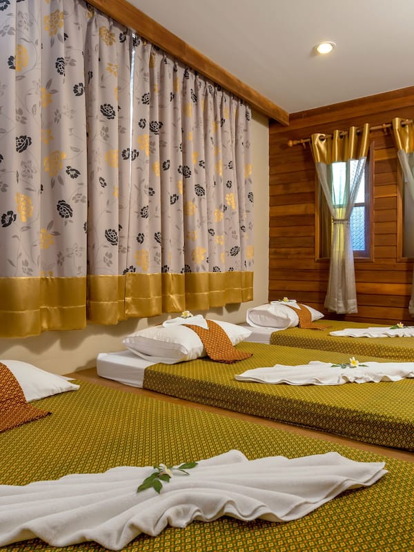 Couples treatment rooms, sauna, hot tub, steam room, body treatments