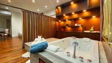 Villa 3 bedroom | Bathroom | Free toiletries, hair dryer, bathrobes, slippers