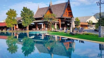 Piscine extérieure, parasols de plage, chaises longues