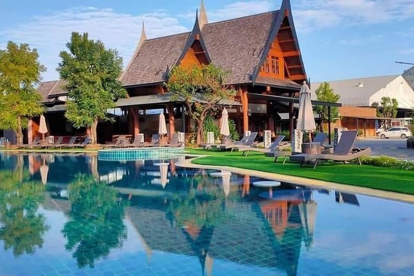 Outdoor pool, pool umbrellas, sun loungers