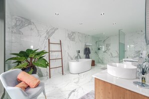 Baignoire relaxante profonde, douche hydromassante