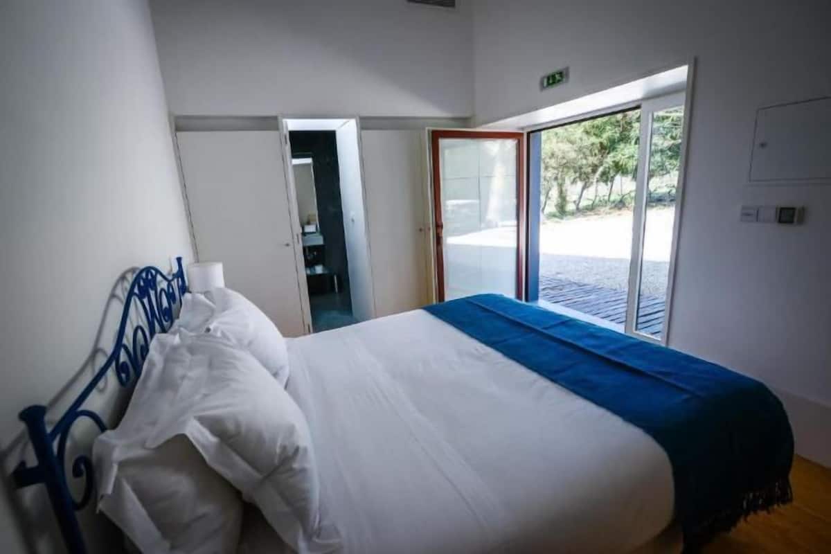 Soundproofing, free WiFi, bed sheets