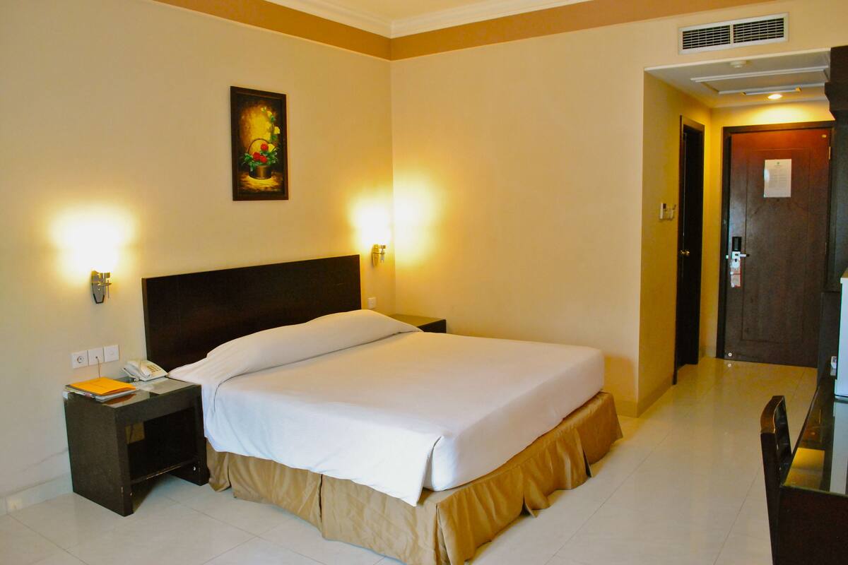 Minibar, desk, blackout curtains, WiFi