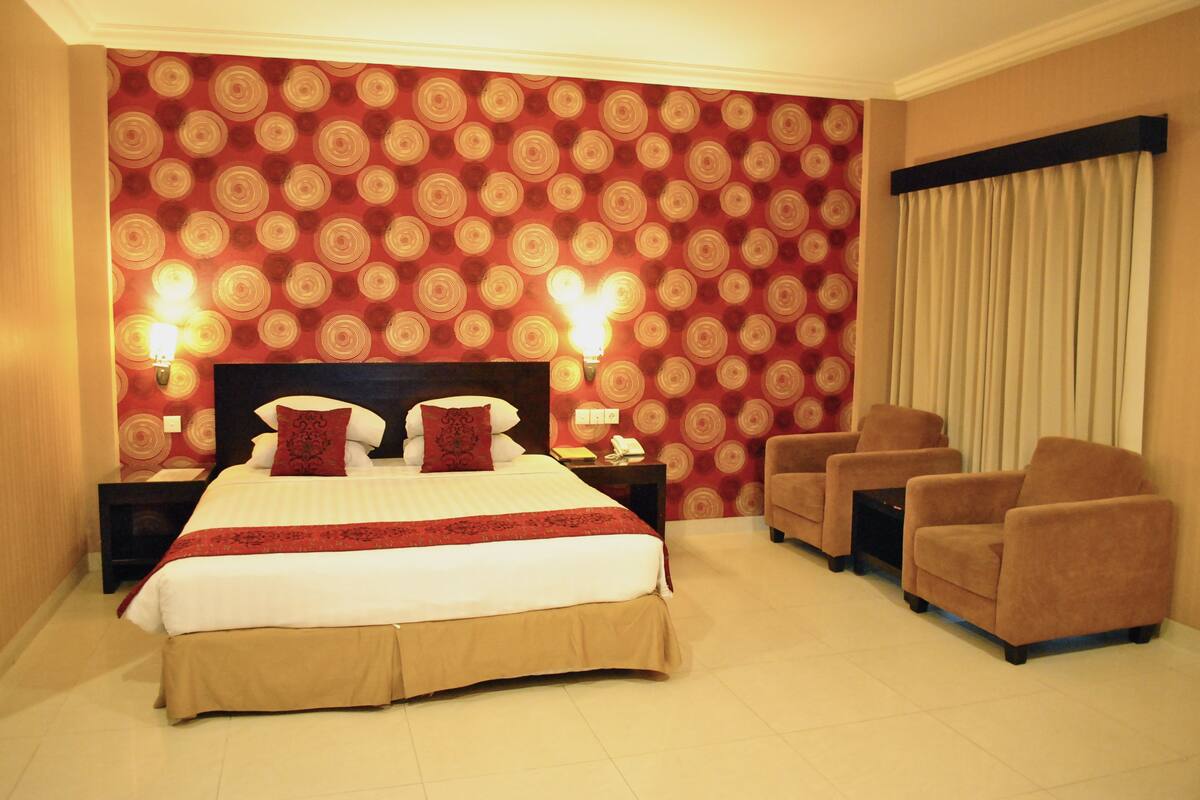 Minibar, desk, blackout curtains, WiFi