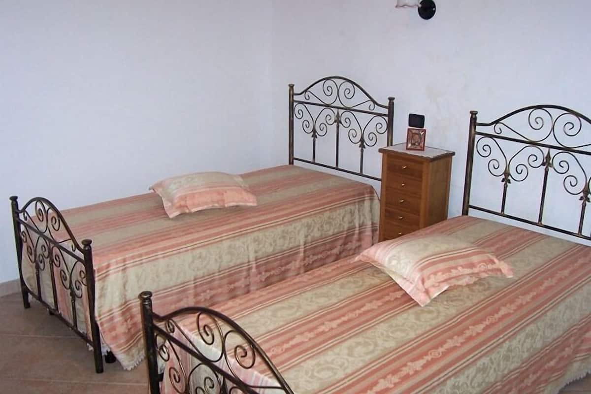 Twin kamer | Een strijkplank/strijkijzer, babybedden, extra bedden