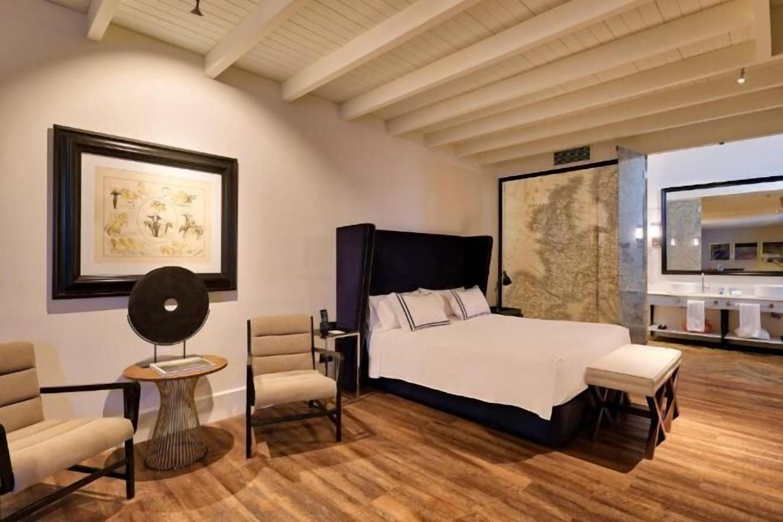 Ropa de cama de alta calidad, cubrecamas y minibar 
