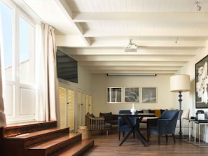 Junior-Suite | Wohnbereich | 42-Zoll-LED-Fernseher mit Satellitenempfang, Fernseher