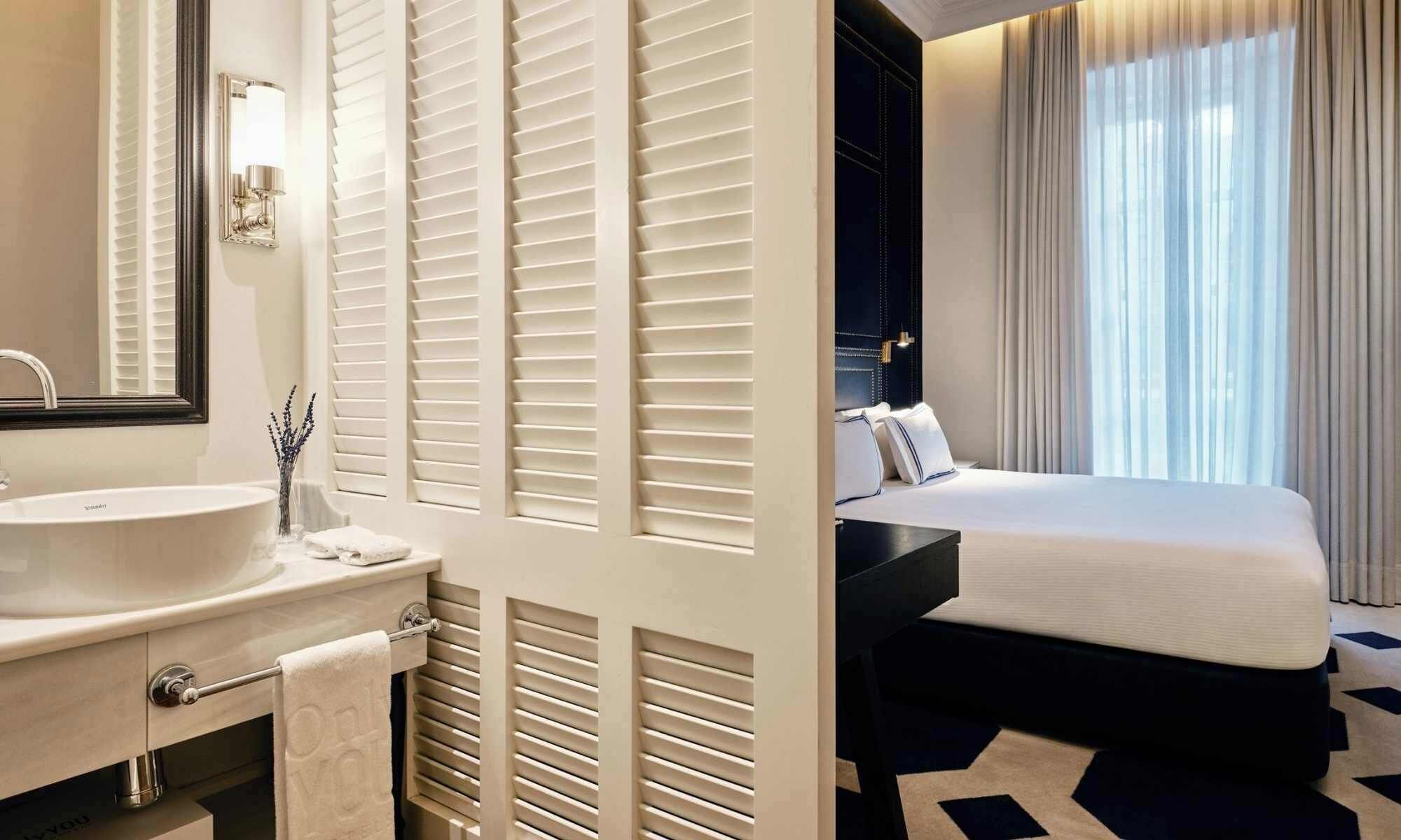 Shower, rainfall showerhead, free toiletries, hair dryer