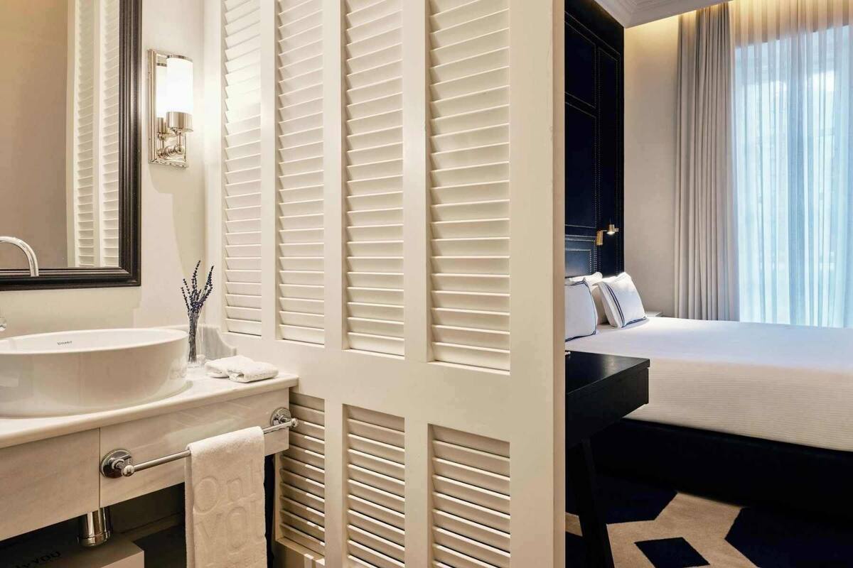 Douche, douche à « effet pluie », articles de toilette gratuits