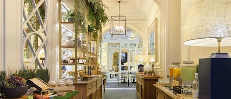 Petit déjeuner préparé sur commande (27 EUR par personne)