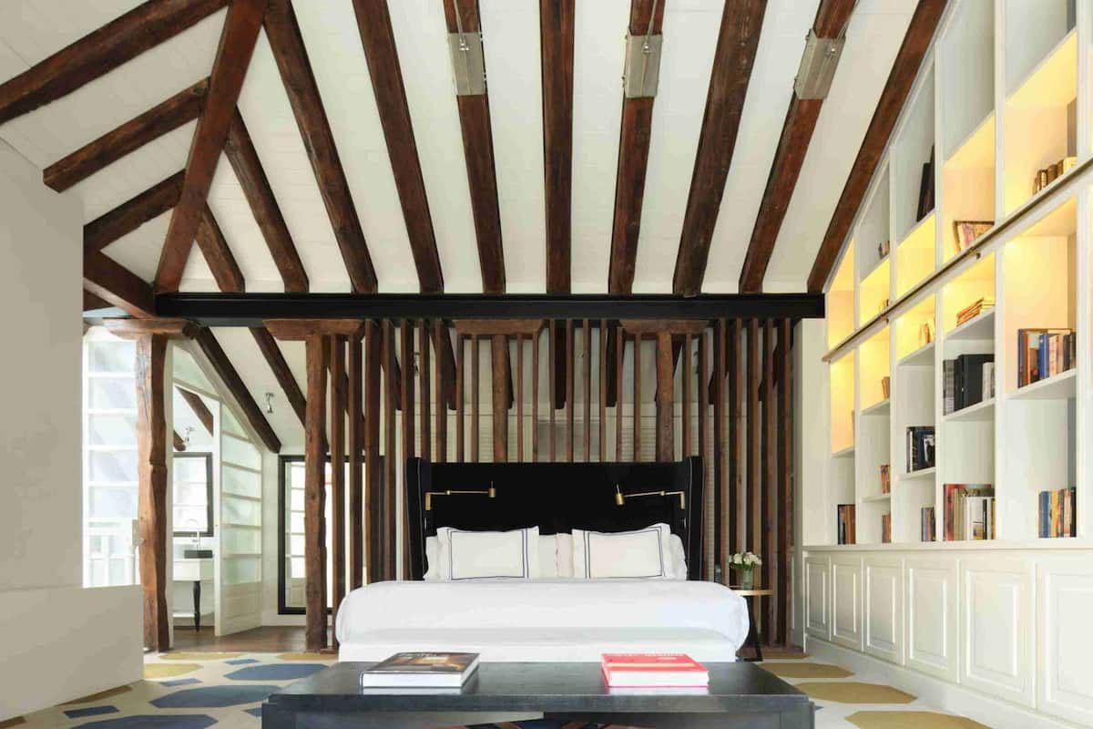 Premium bedding, down comforters, minibar, in-room safe