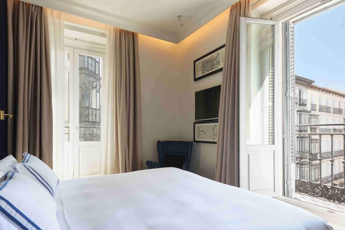 The Corner Suite | Literie de qualité, couette en duvet, minibar, coffre-fort