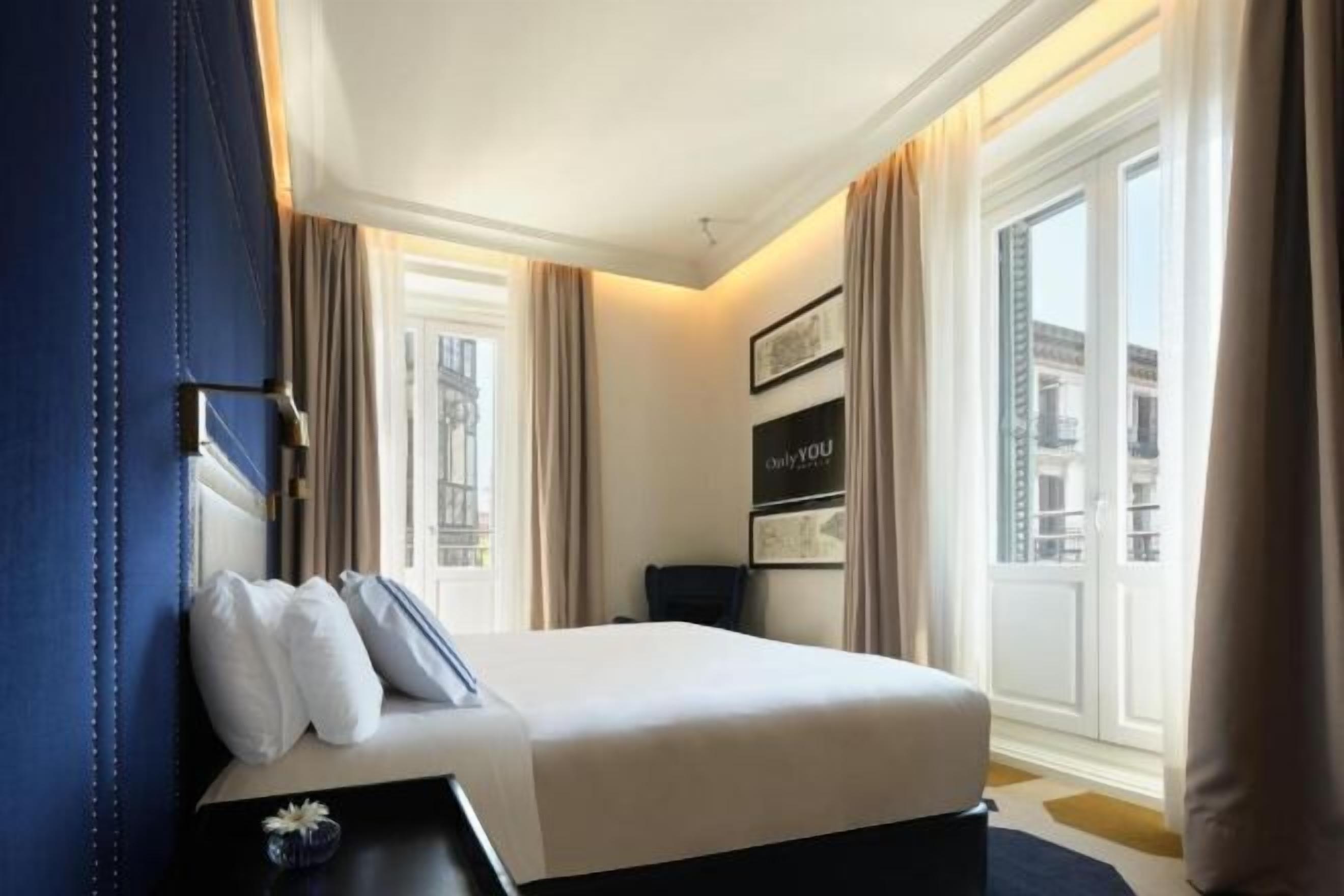 Ropa de cama de alta calidad, cubrecamas y minibar 