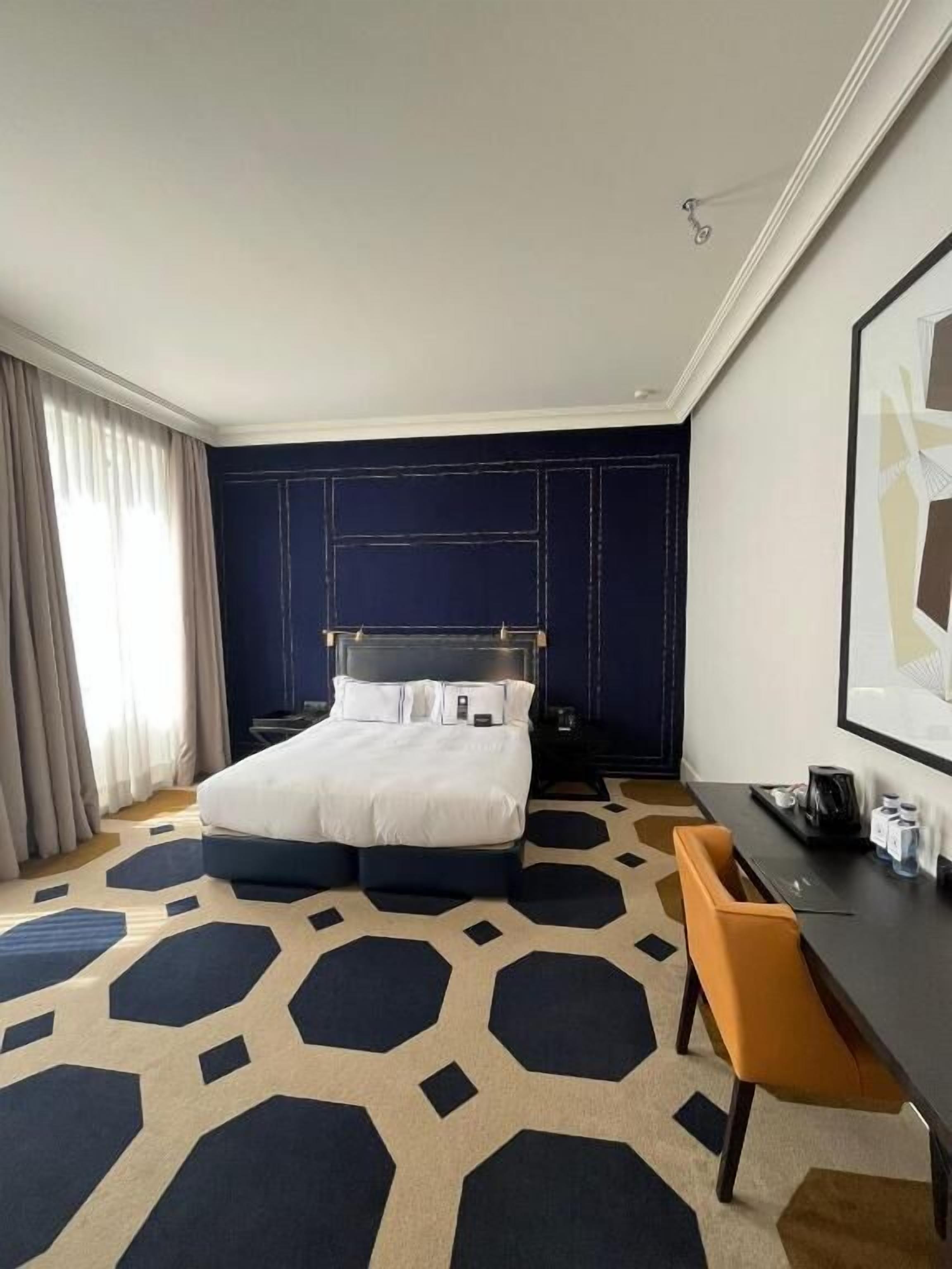 Ropa de cama de alta calidad, cubrecamas y minibar 
