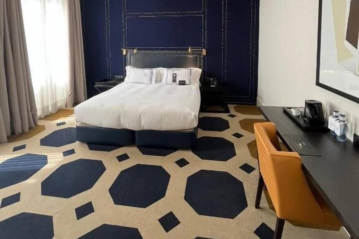 Ropa de cama de alta calidad, cubrecamas y minibar