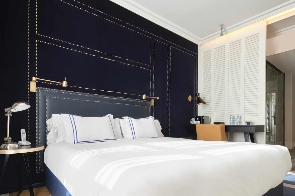 Premium bedding, down comforters, minibar, in-room safe