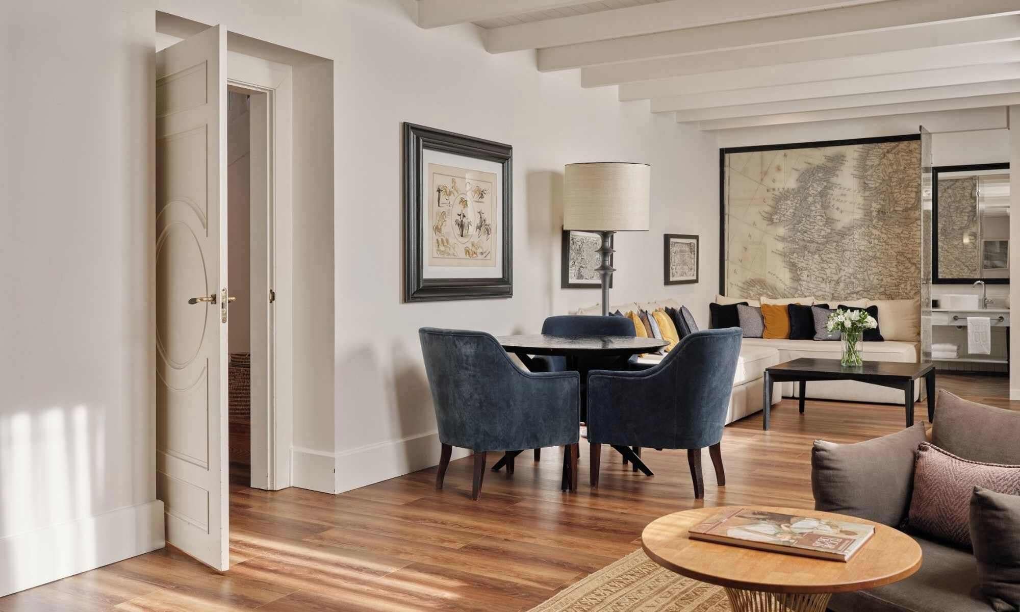 Una sala de estar moderna con comedor, un sofá, una mesa de centro y un mapa grande en la pared.
