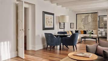 Una sala de estar moderna con comedor, un sofá, una mesa de centro y un mapa grande en la pared.
