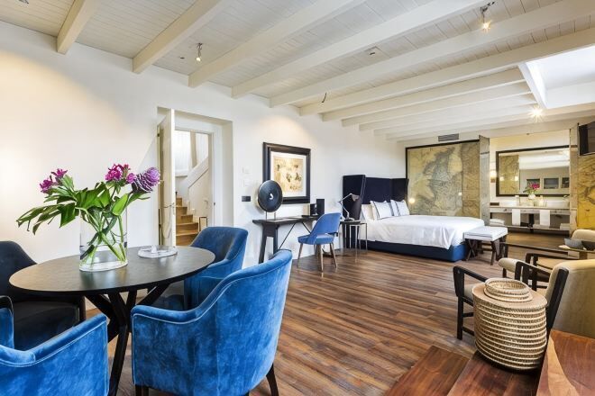 Ropa de cama de alta calidad, cubrecamas y minibar 