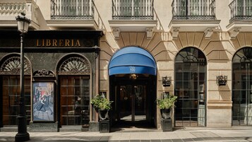 Fachada de la propiedad por la tarde o noche